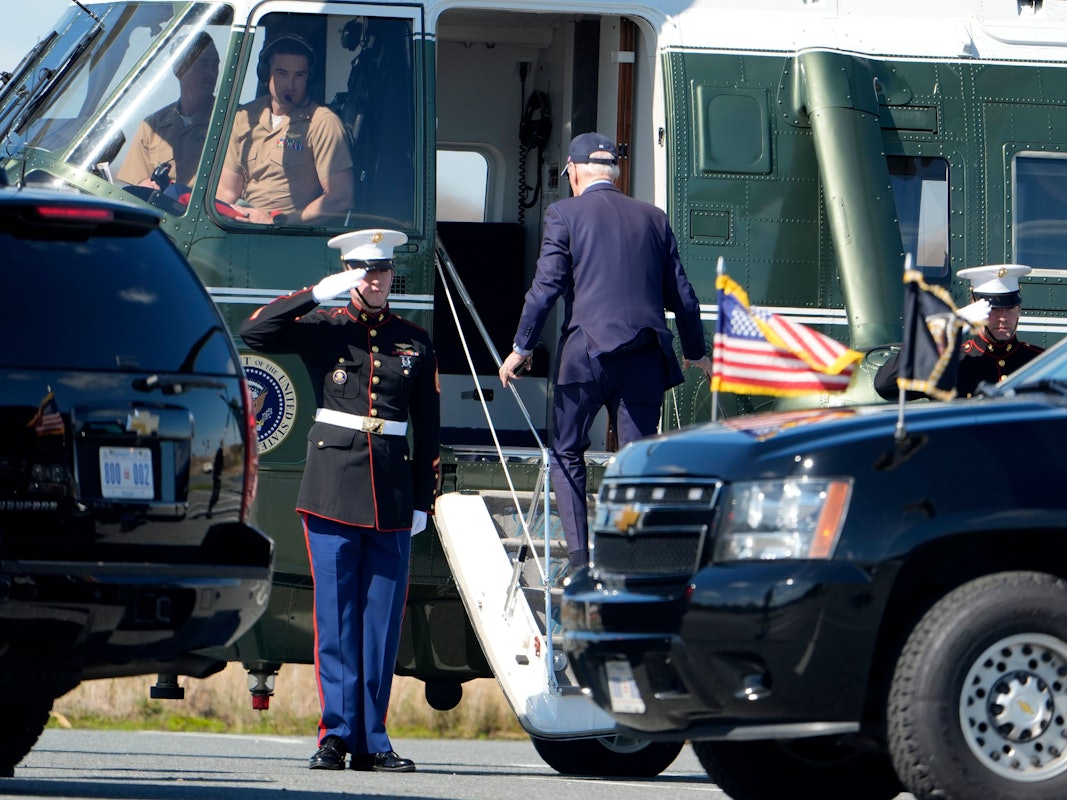 Joe Biden (M) besteigt in Gordons Pond in Rehoboth Beach die Marine One, um zum Weißen Haus zurückzukehren. Der US-Präsident wollte im Weißen Haus mit seinem Sicherheitsteam über die extrem angespannte Lage im Nahen Osten beraten.