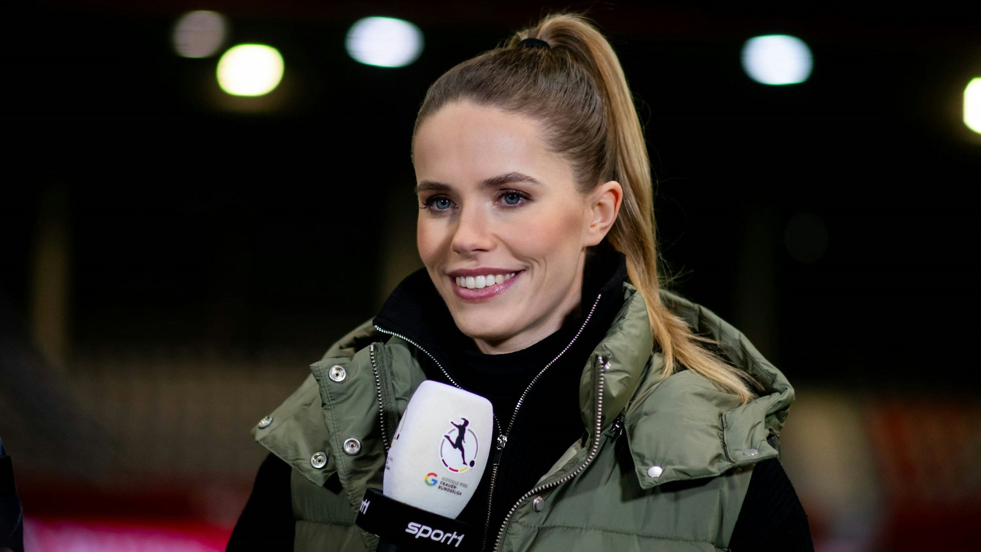 Lili Engels moderiert eine Sport1-Übertragung der Frauen-Bundesliga.