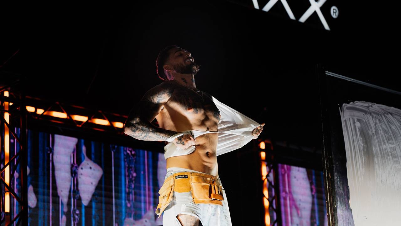 Das Foto zeigt Mike Heiter bei einem Auftritt mit der Gruppe Six Paxx auf der Bühne der Düsseldorfer Mitsubishi Electric Halle.