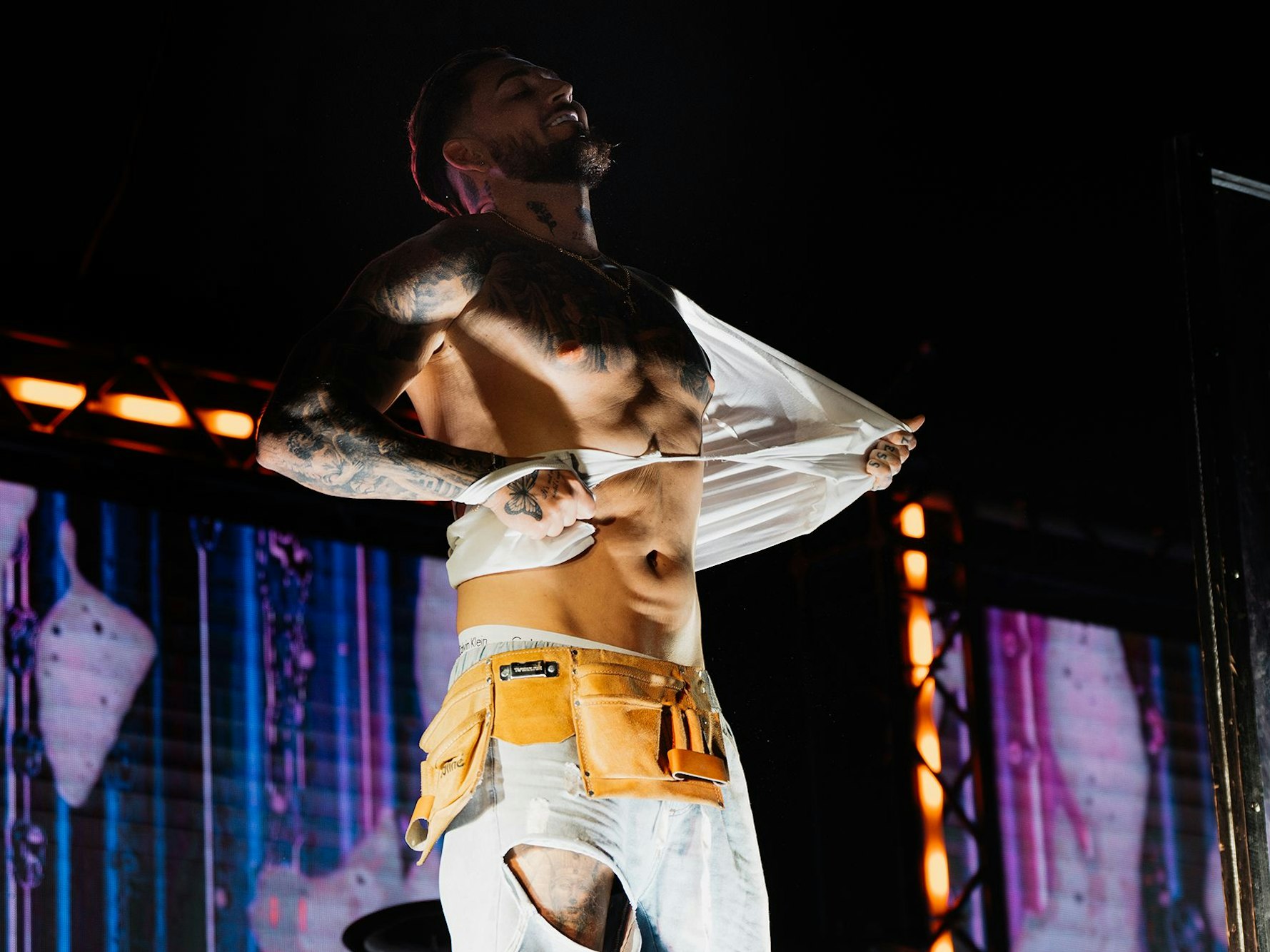 Das Foto zeigt Mike Heiter bei einem Auftritt mit der Gruppe Six Paxx auf der Bühne der Düsseldorfer Mitsubishi Electric Halle.