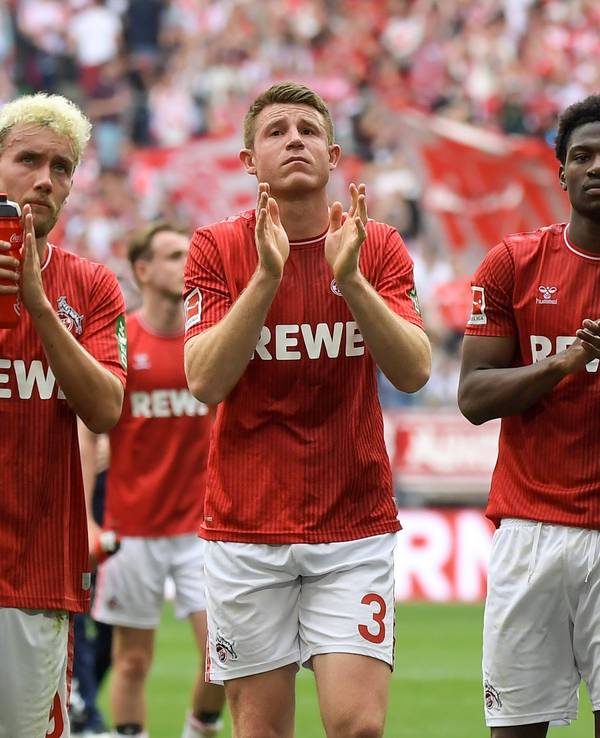 Luca Waldschmidt (l.), Dominique Heintz (Mitte) und Faride Alidou bedanken sich am Samstag (13. April 2024) bei den nach München mitgereisten FC-Fans.