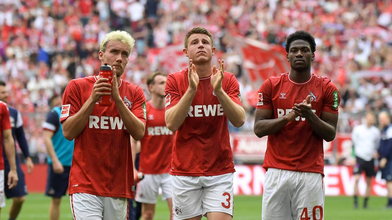Luca Waldschmidt (l.), Dominique Heintz (Mitte) und Faride Alidou bedanken sich am Samstag (13. April 2024) bei den nach München mitgereisten FC-Fans.