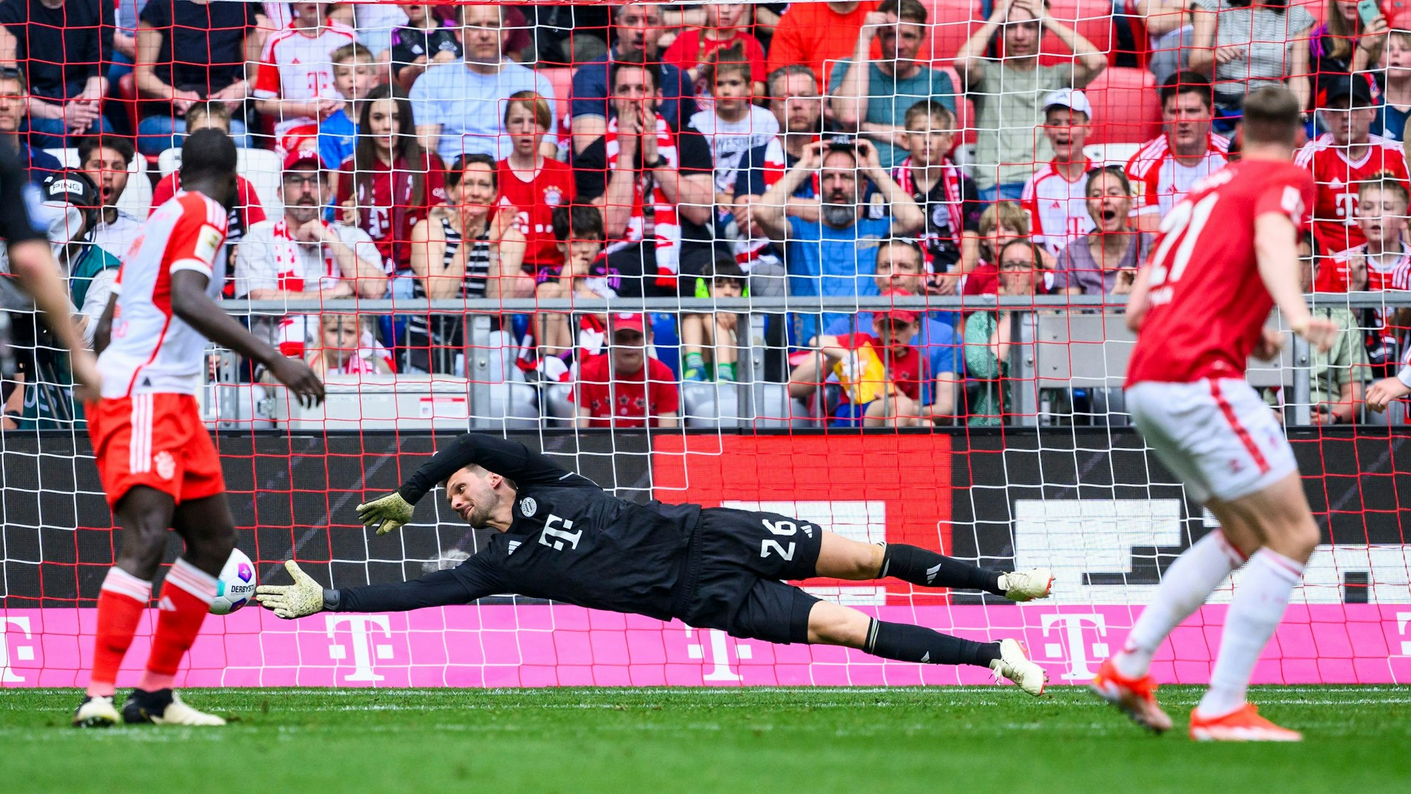 Sven Ulreich kratzt den Schuss von Steffen Tigges (r.) aus dem Eck.