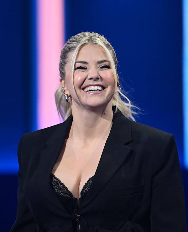Die Sängerin Beatrice Egli steht vor der Aufzeichnung zu der Sendung „Die Beatrice Egli Show“ im Studio.