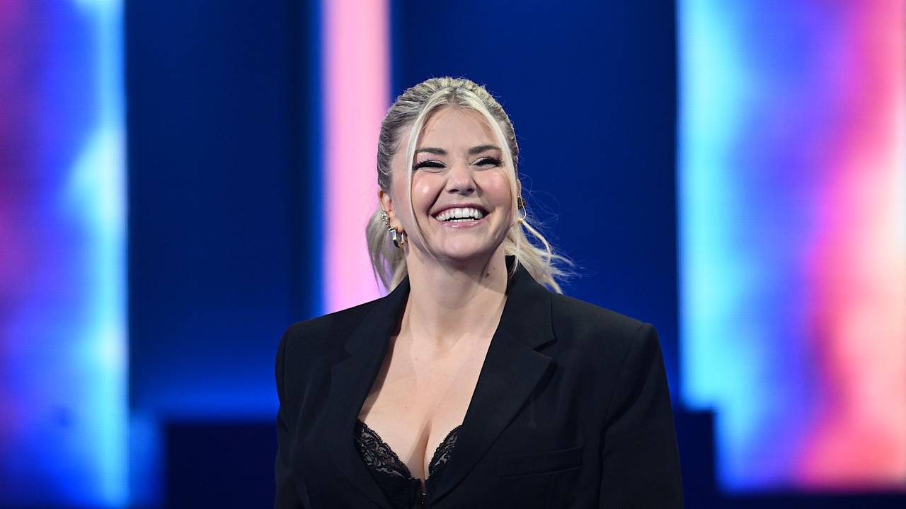 Die Sängerin Beatrice Egli steht vor der Aufzeichnung zu der Sendung „Die Beatrice Egli Show“ im Studio.