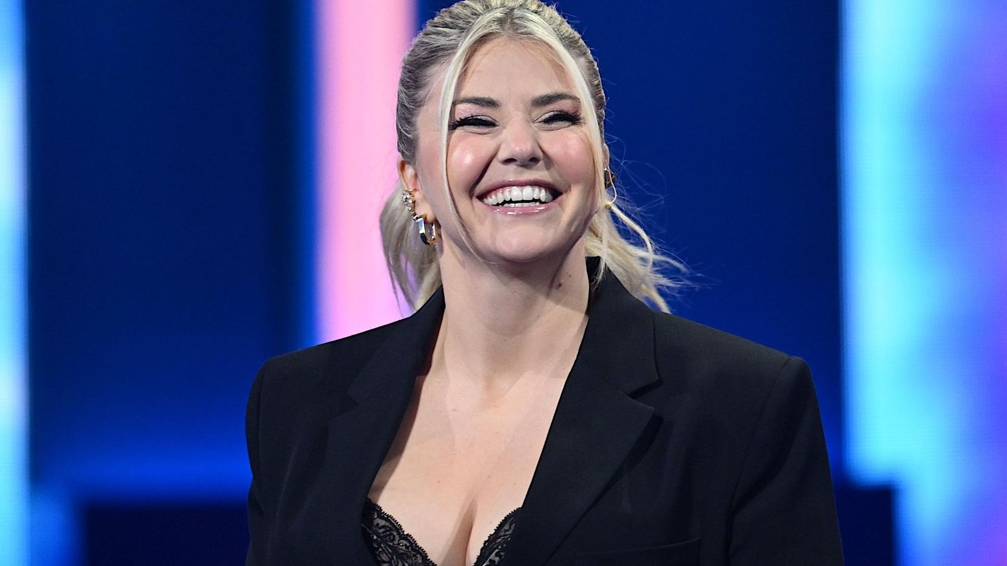 Die Sängerin Beatrice Egli steht vor der Aufzeichnung zu der Sendung „Die Beatrice Egli Show“ im Studio.