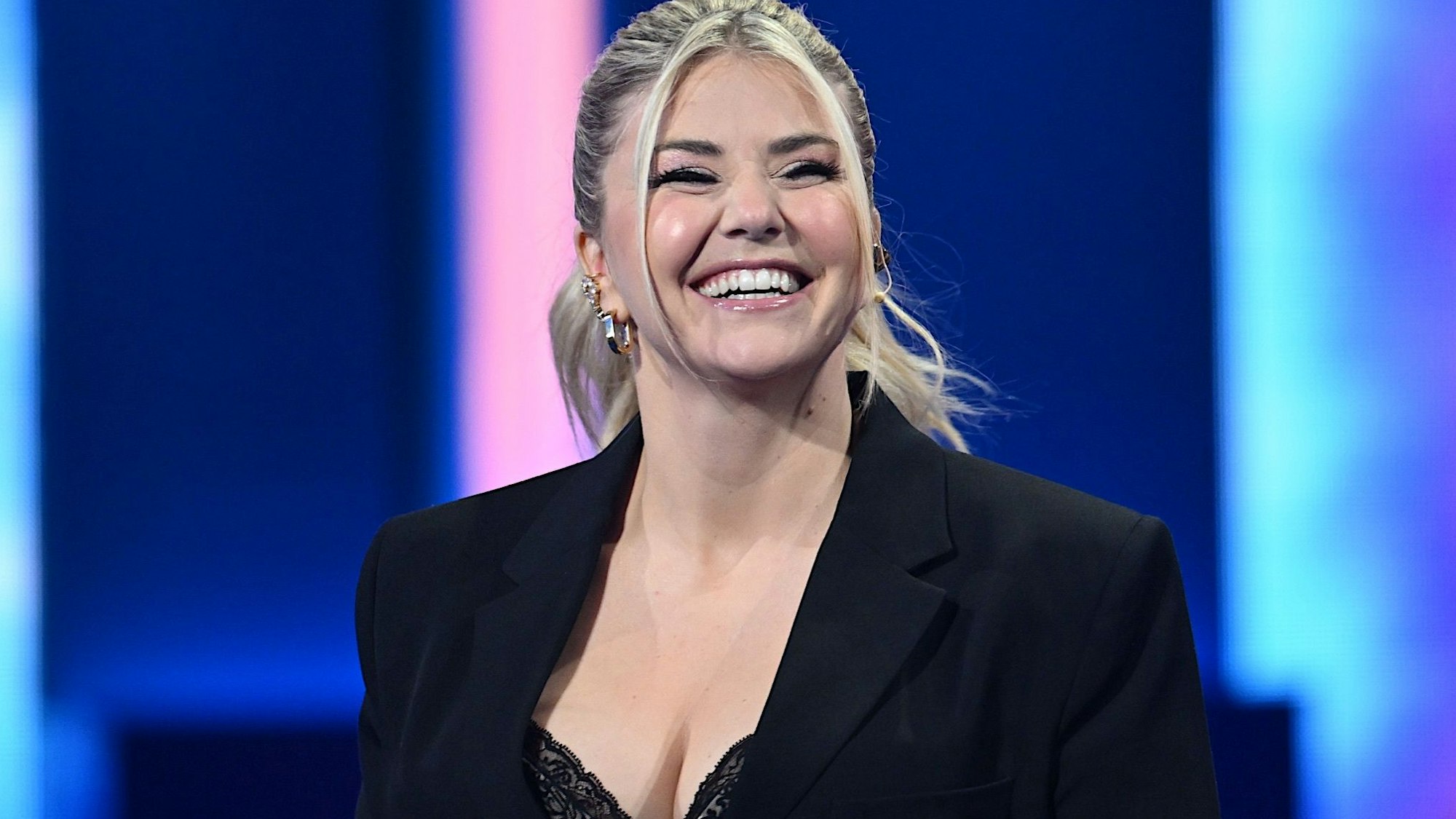 Die Sängerin Beatrice Egli steht vor der Aufzeichnung zu der Sendung „Die Beatrice Egli Show“ im Studio.