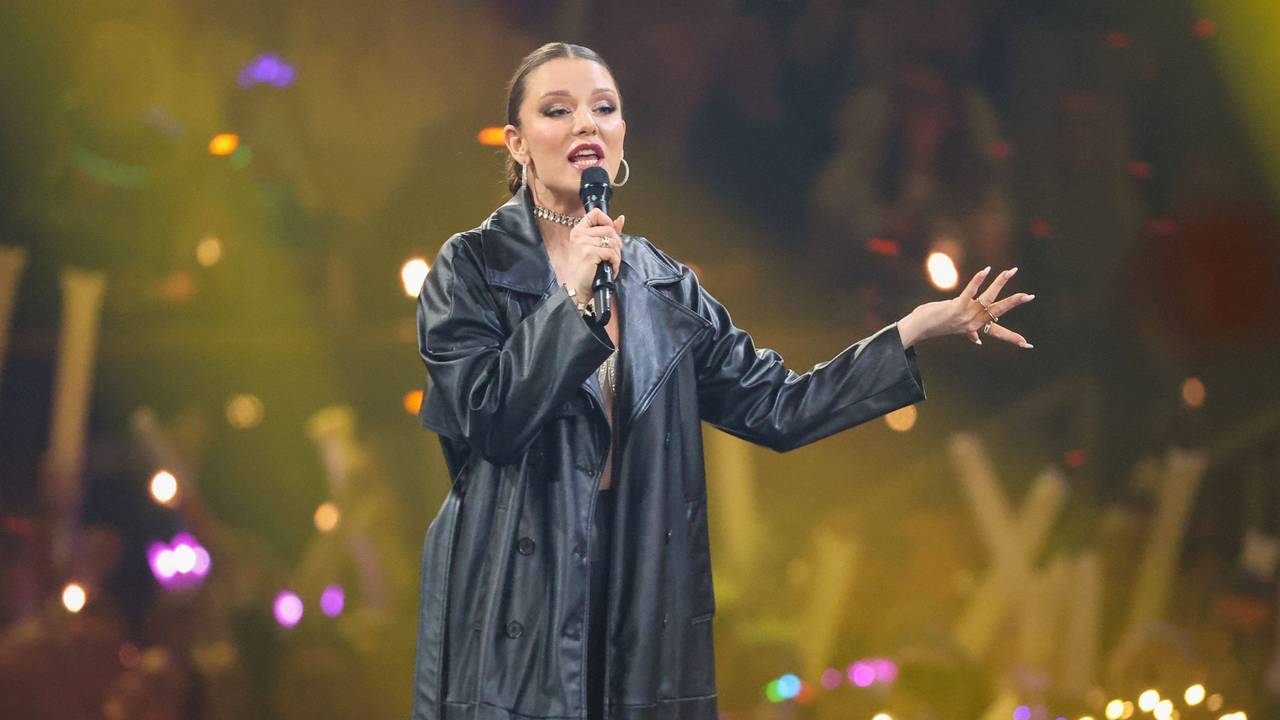 Das Foto zeigt Joelina Drews bei ihrem Auftritt in der ARD-Show „Schlagerchampions“ 2024 in Berlin auf der Bühne.