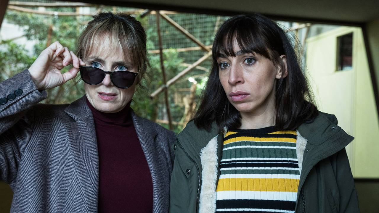 Das Foto stammt aus aus dem ZĂŒricher âTatort: Von Affen und Menschenâ und zeigt die Ermittlerinnen (Anna Pieri Zuercher, l.) und Tessa Ott (Carol Schuler, r.).
