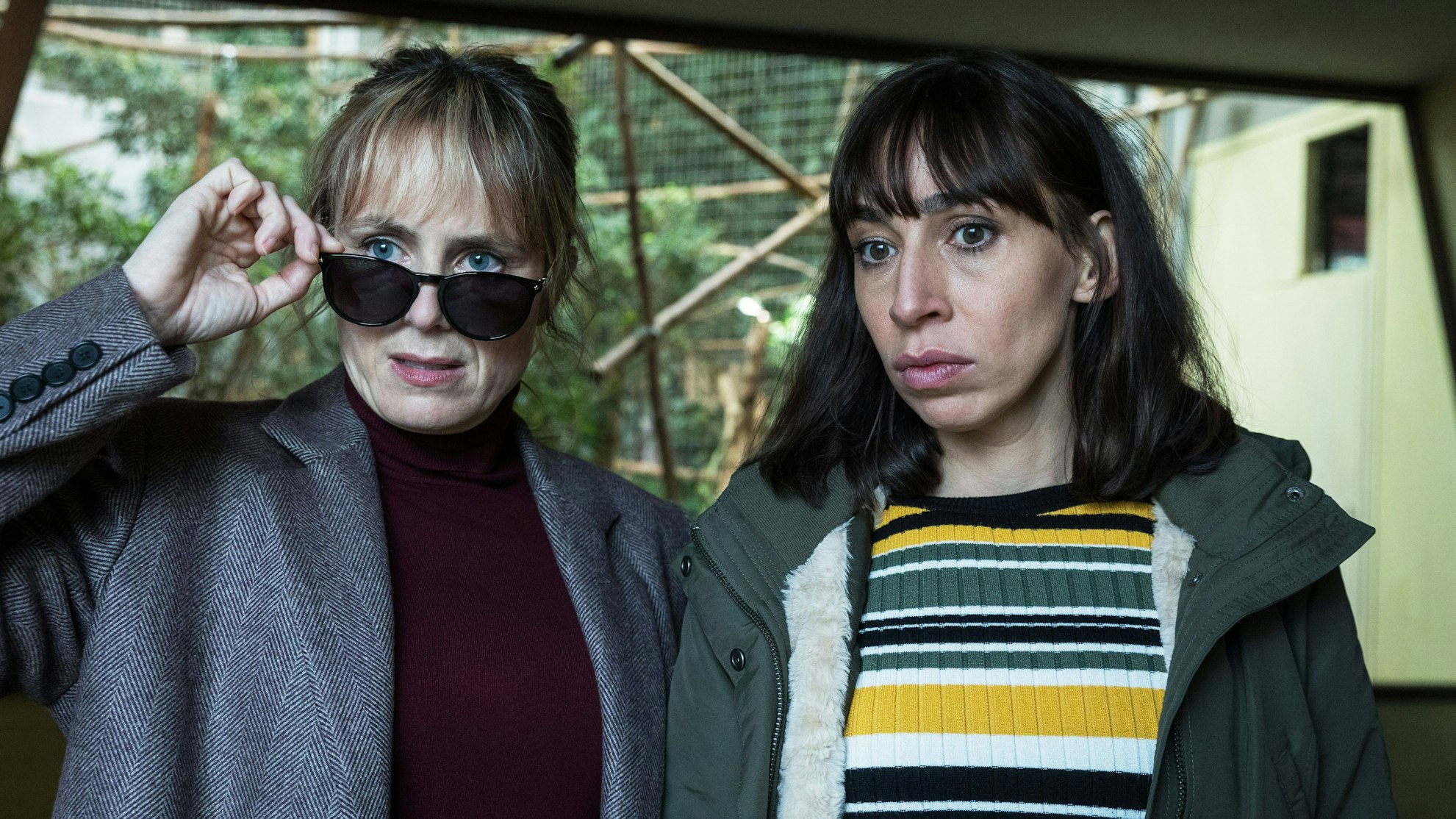 Das Foto stammt aus aus dem Züricher „Tatort: Von Affen und Menschen“ und zeigt die Ermittlerinnen (Anna Pieri Zuercher, l.) und Tessa Ott (Carol Schuler, r.).