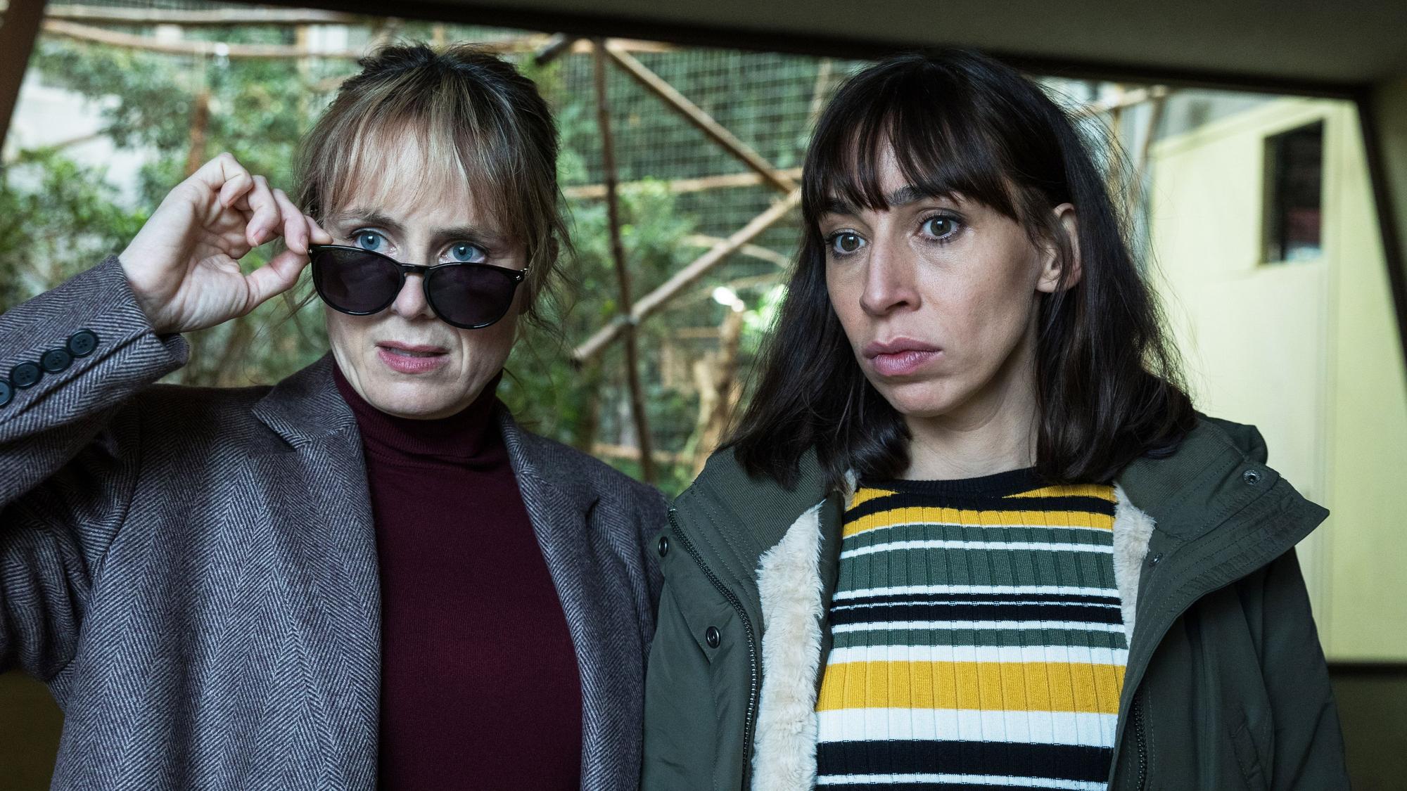 Das Foto stammt aus aus dem Züricher „Tatort: Von Affen und Menschen“ und zeigt die Ermittlerinnen (Anna Pieri Zuercher, l.) und Tessa Ott (Carol Schuler, r.).