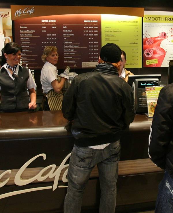 Kundinnen und Kunden stehen am 27.02.2008 in Kirchheim bei München (Oberbayern) in einer McDonald's-Filiale vor der McCafe-Theke. Das Foto wurde im Februar 2008 aufgenommen.