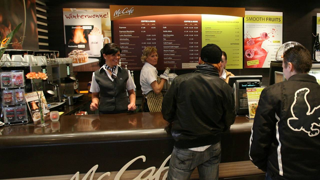 Kundinnen und Kunden stehen am 27.02.2008 in Kirchheim bei München (Oberbayern) in einer McDonald's-Filiale vor der McCafe-Theke. Das Foto wurde im Februar 2008 aufgenommen.