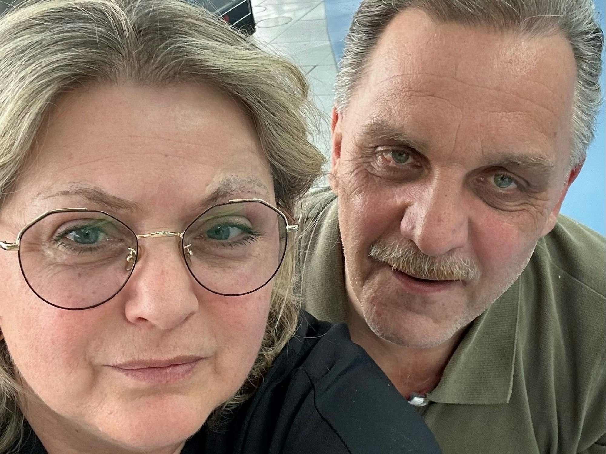 Michael Nasaroff und Beate Schimion hängen am Flughafen Köln/Bonn fest.