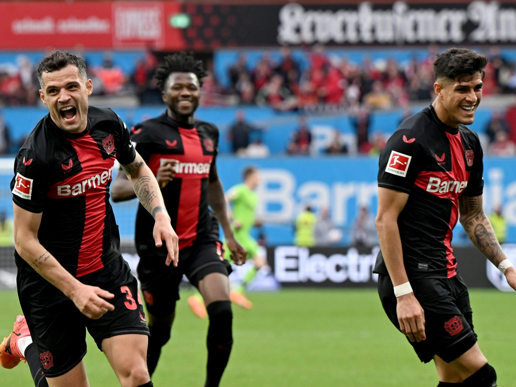 Leverkusens Granit Xhaka (l)bejubelt sein Tor zum 2:0.