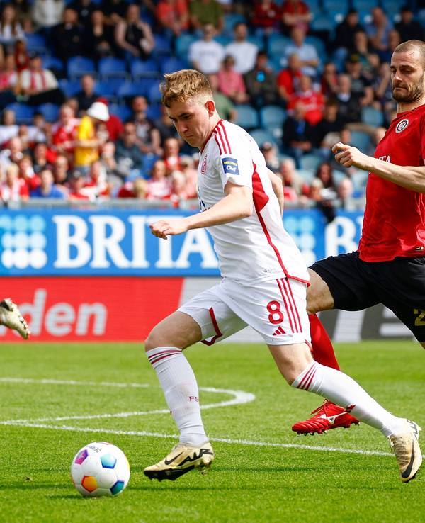 Fortuna Düsseldorfs Isak Johannesson führt den Ball, Wehen Wiesbadens Aleksandar Vukotic verfolgt ihn.
