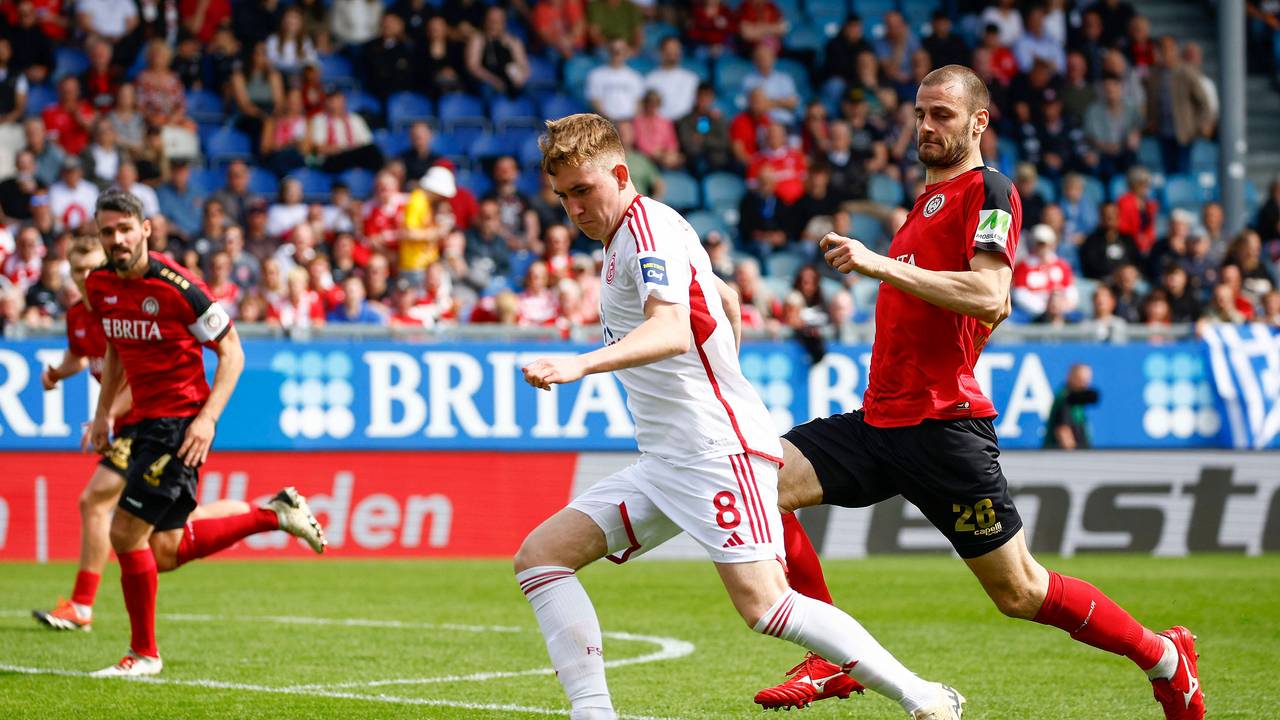 Fortuna Düsseldorfs Isak Johannesson führt den Ball, Wehen Wiesbadens Aleksandar Vukotic verfolgt ihn.