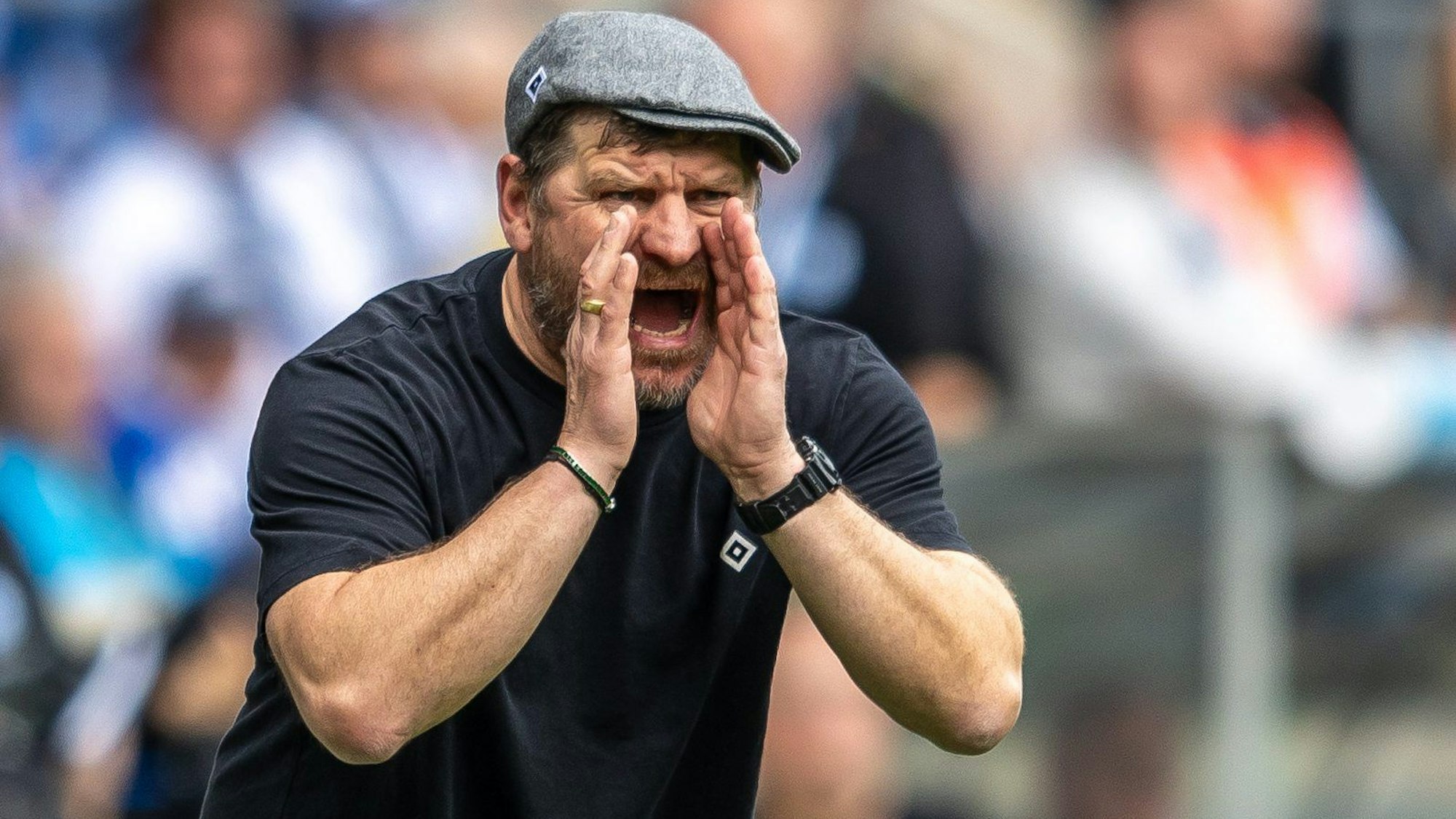 HSV-Trainer Steffen Baumgart ruft seinem Team etwas zu.