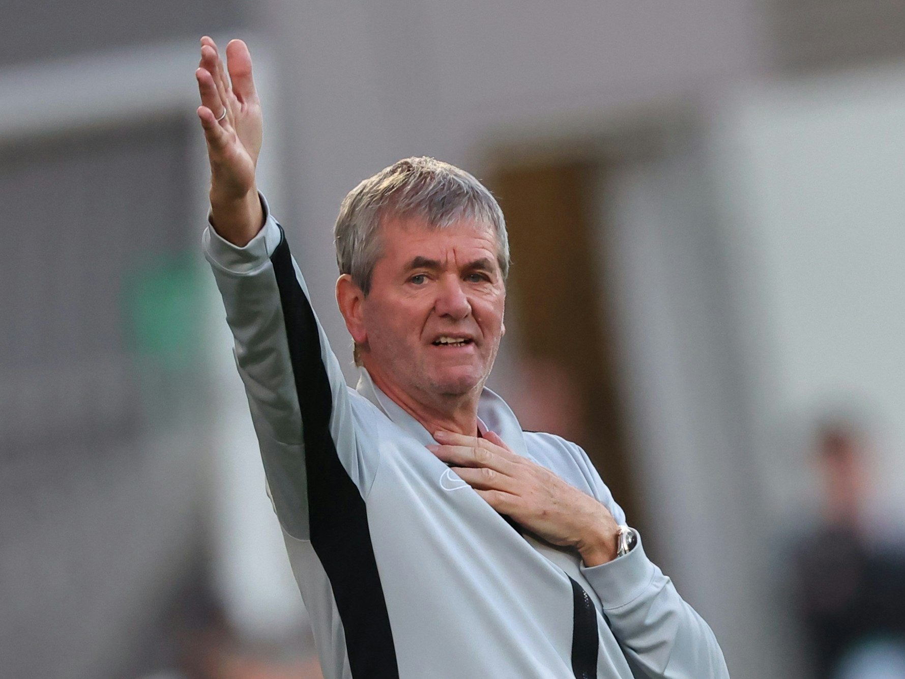 Friedhelm Funkel steht als Trainer an der Seitenlinie.