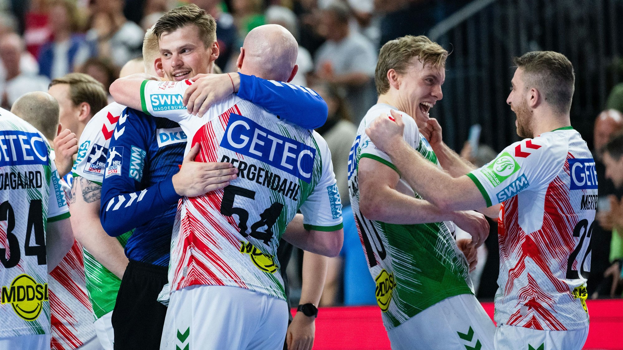 Die Magdeburger Spieler jubeln nach der Partie.