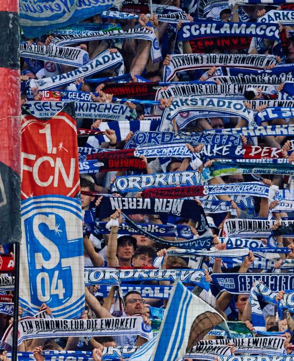 Schalkes Fans feiern die Fan-Freundschaft mit Nürnberg.