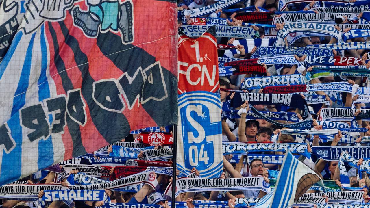 Schalkes Fans feiern die Fan-Freundschaft mit Nürnberg.