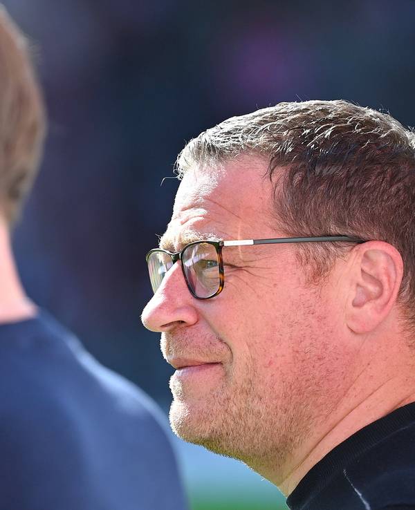Bayerns Sportdirektor Christoph Freund (l.) und Max Eberl schauen das Spiel des FC Bayern.