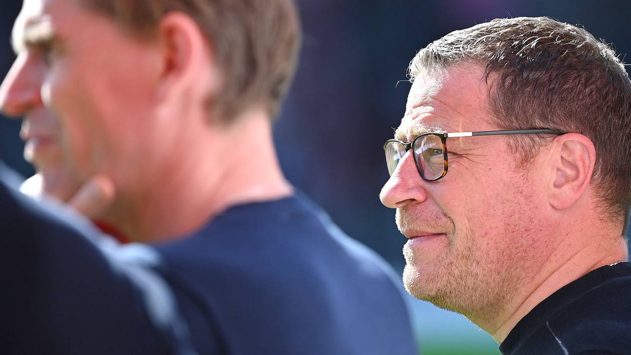 Bayerns Sportdirektor Christoph Freund (l.) und Max Eberl schauen das Spiel des FC Bayern.