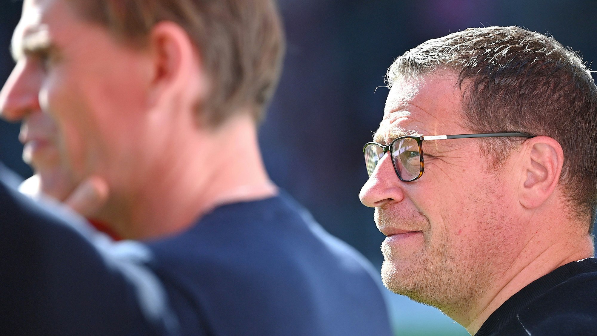 Bayerns Sportdirektor Christoph Freund (l.) und Max Eberl schauen das Spiel des FC Bayern.