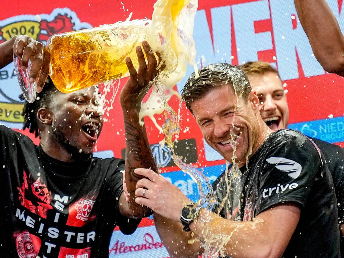 Leverkusen-Coach Xabi Alonso bekommt am Sonntag (14. April 2024) eine Bierdusche verpasst.