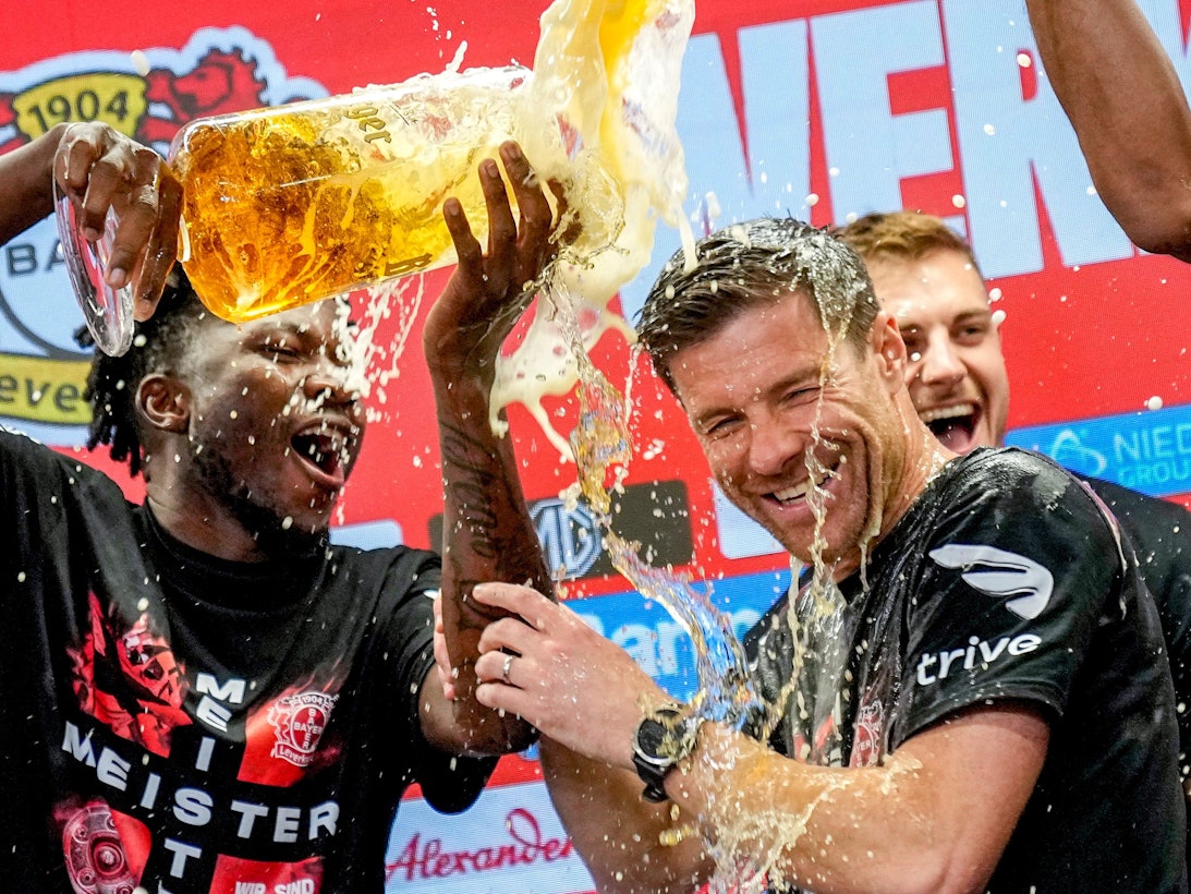 Leverkusen-Coach Xabi Alonso bekommt am Sonntag (14. April 2024) eine Bierdusche verpasst.