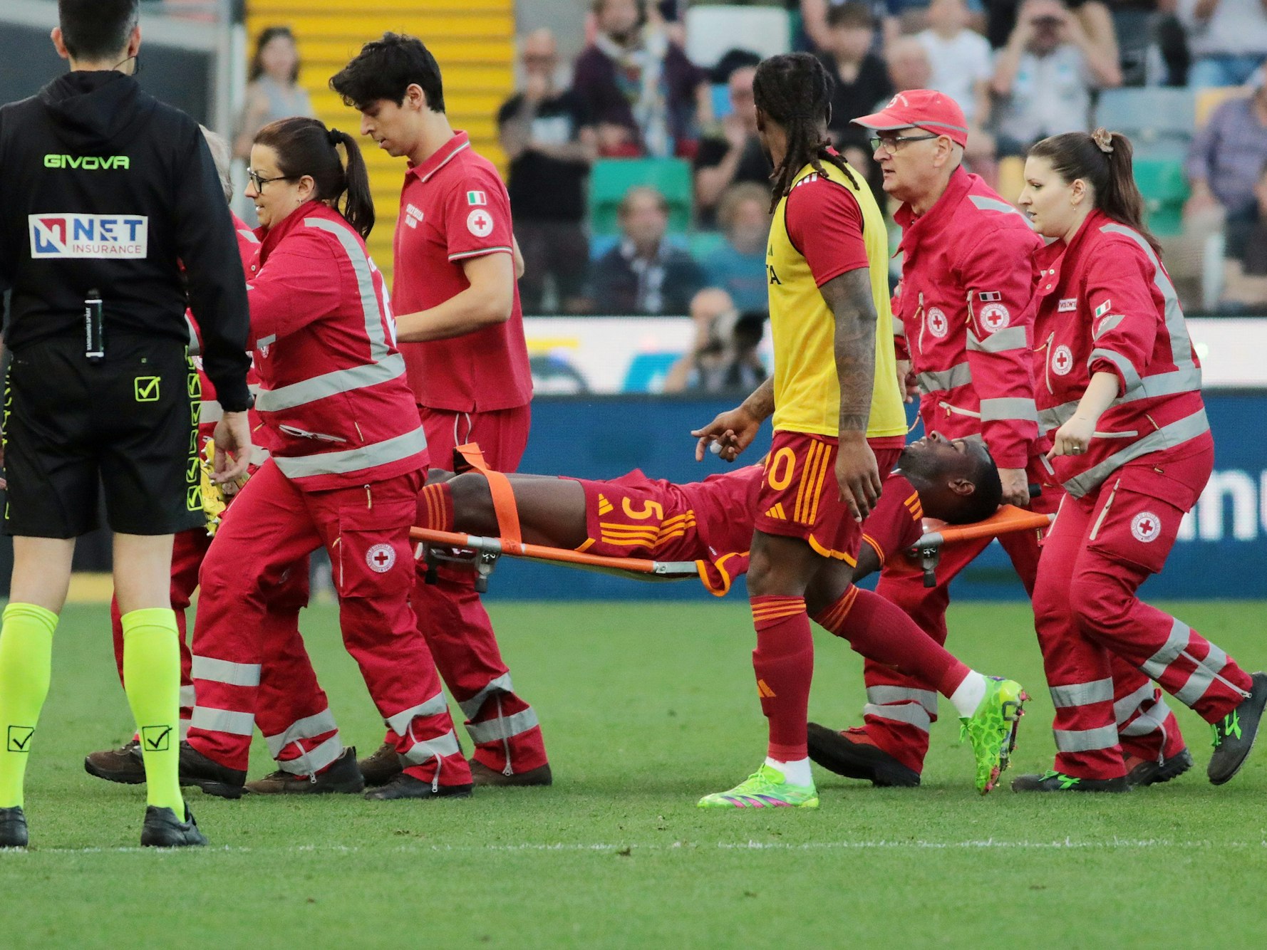 Evan Ndicka von der AS Rom wurde am Sonntag (14. April 2024) mit Herzproblemen vom Platz getragen.