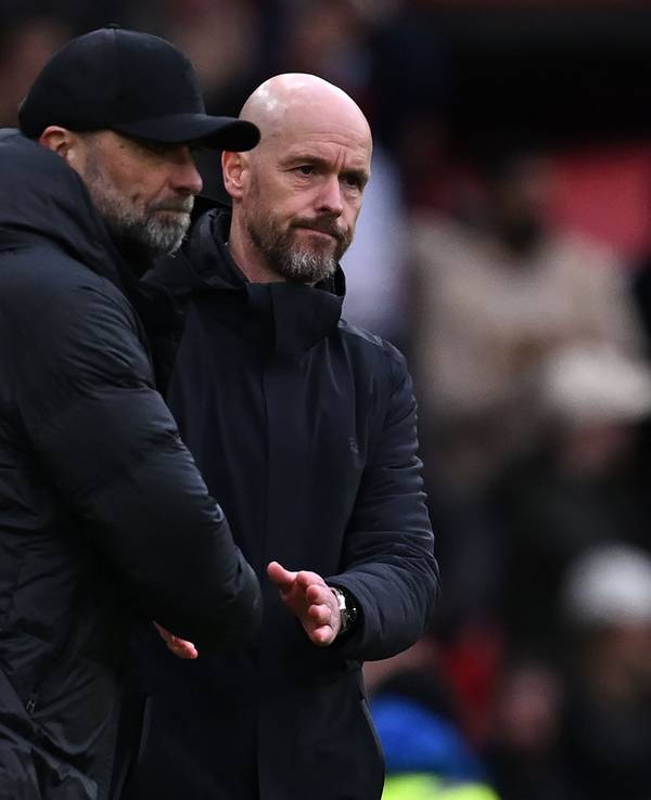 Liverpool-Coach Jürgen Klopp und United-Trainer Erik ten Hag schütteln sich die Hände