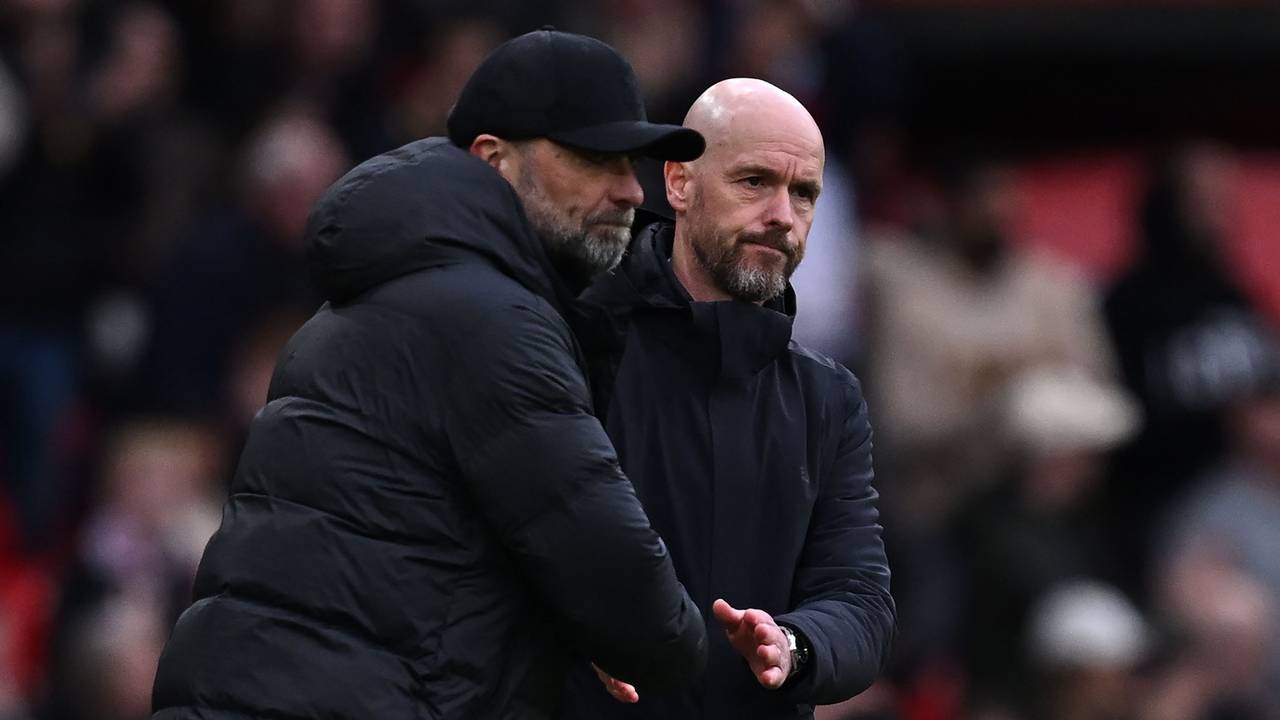 Liverpool-Coach Jürgen Klopp und United-Trainer Erik ten Hag schütteln sich die Hände