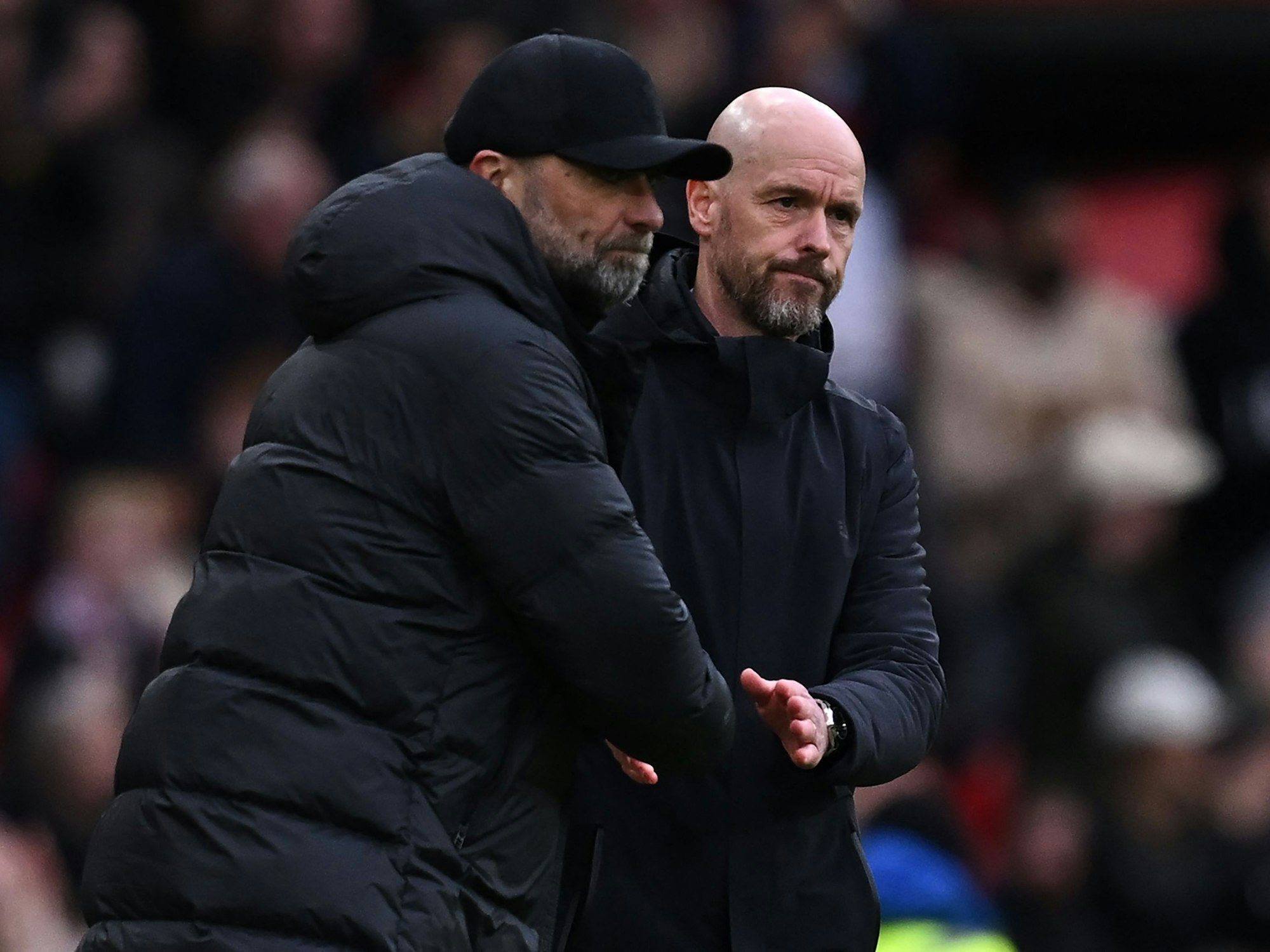 Liverpool-Coach Jürgen Klopp und United-Trainer Erik ten Hag schütteln sich die Hände