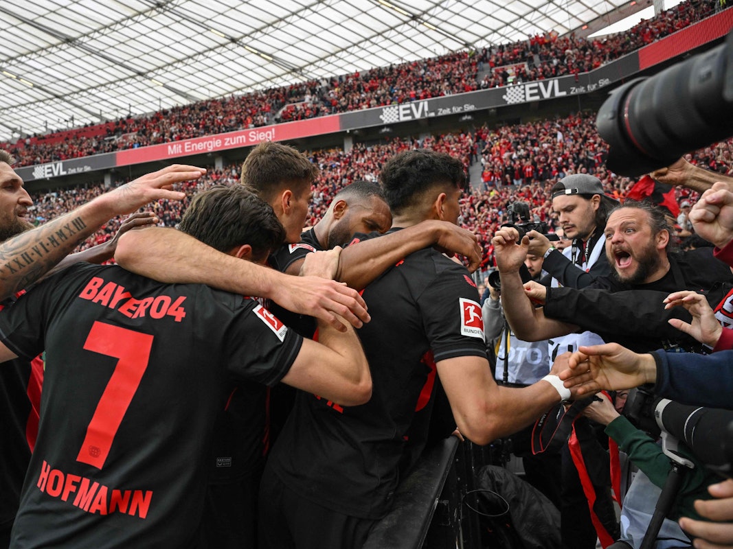 Bayer Leverkusen sicherte sich am 29. Spieltag mit dem 5:0-Sieg gegen Werder Bremen erstmals in der Vereinsgeschichte die Deutsche Meisterschaft. Für Spieler und Fans gab es kein Halten mehr.