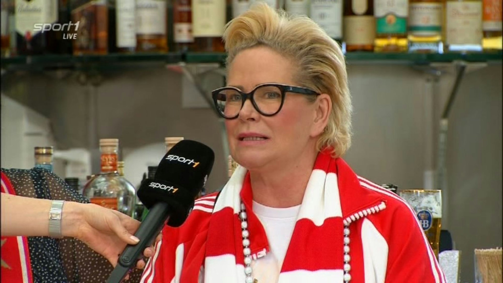 Claudia Effenberg spricht beim Doppelpass ins Sport1-Mikrofon.
