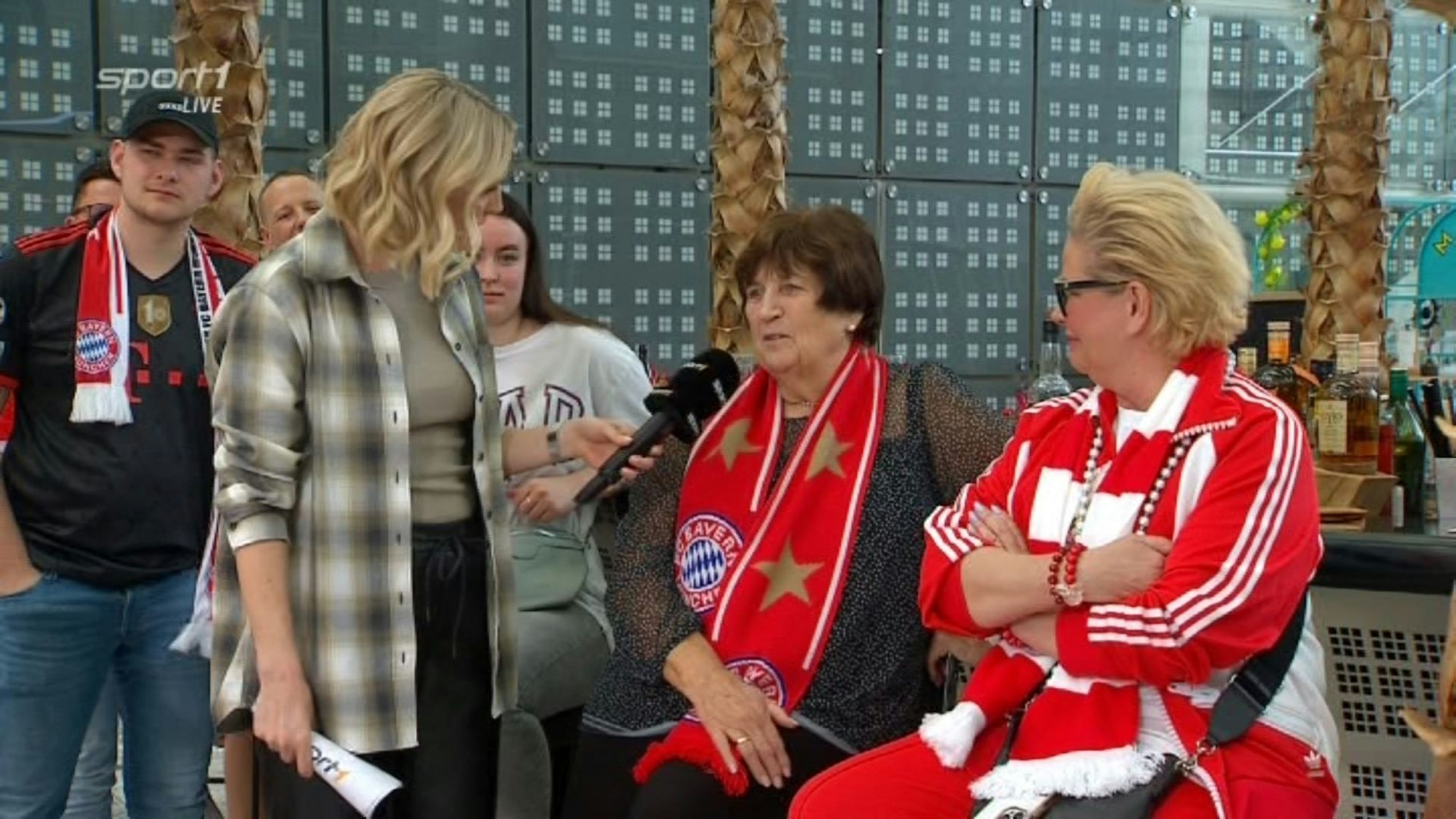 Co-Moderatorin Ruth Hofmann spricht im „Doppelpass“ mit Mutter (M.) und Ehefrau (r.) von Stefan Effenberg.