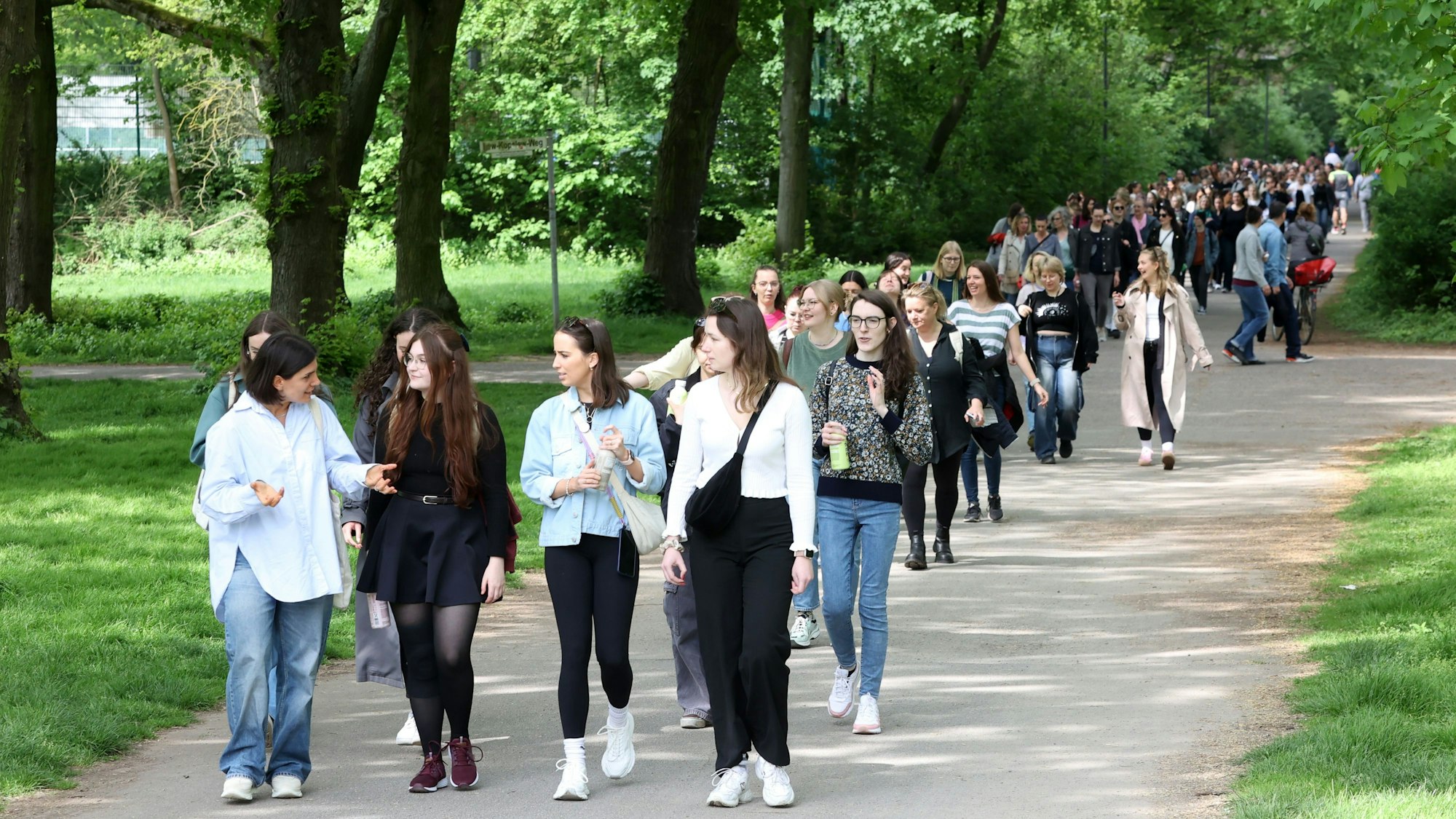 Bei ihrem Spaziergang durch Köln machten die Teilnehmenden von „Cologne Girls Talking & Walking“ auf die Krankheit Endometriose aufmerksam.