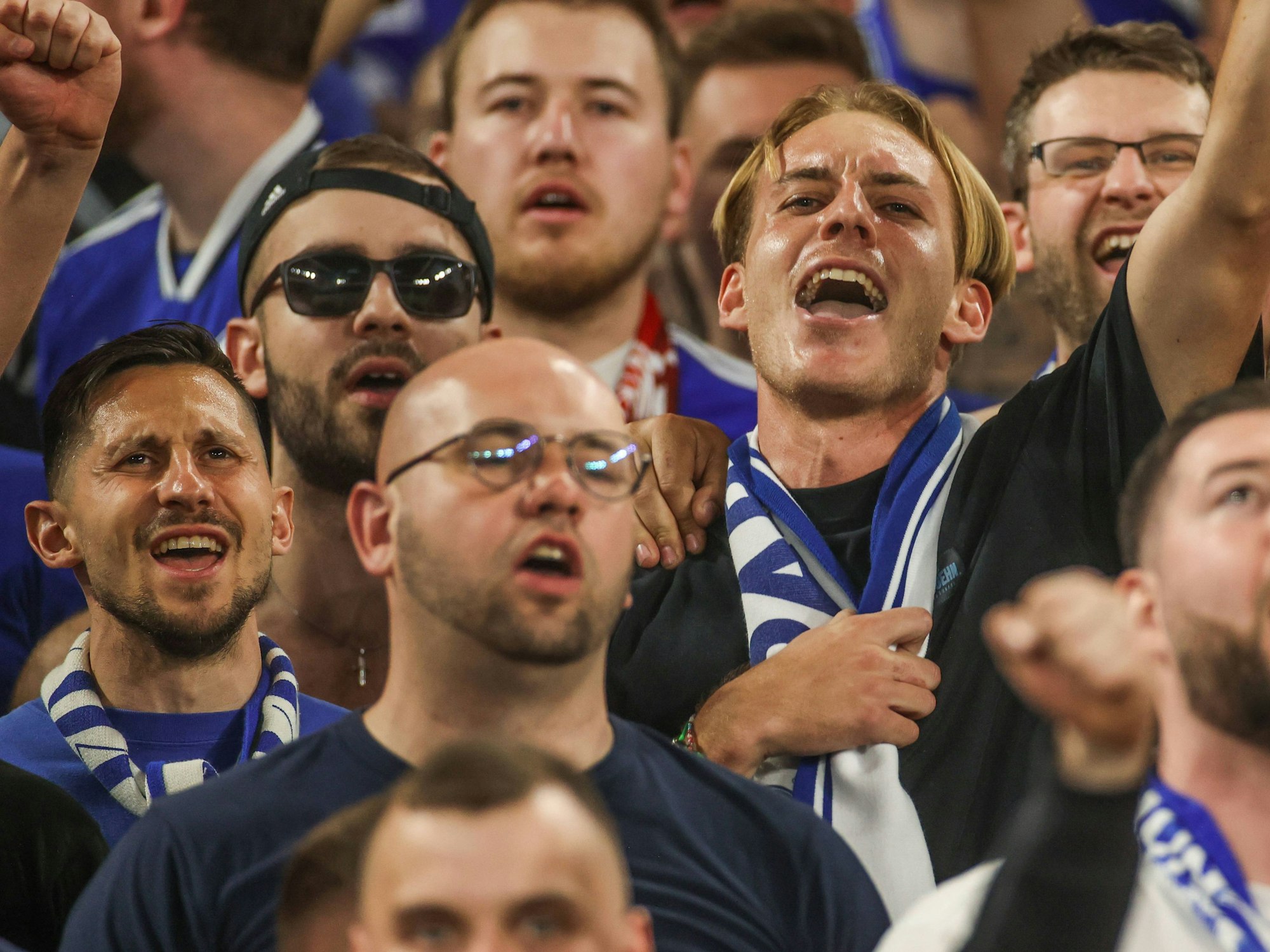 Steven Skrzybski (unten links) und Timo Becker (r.) jubeln in der Nordkurve.