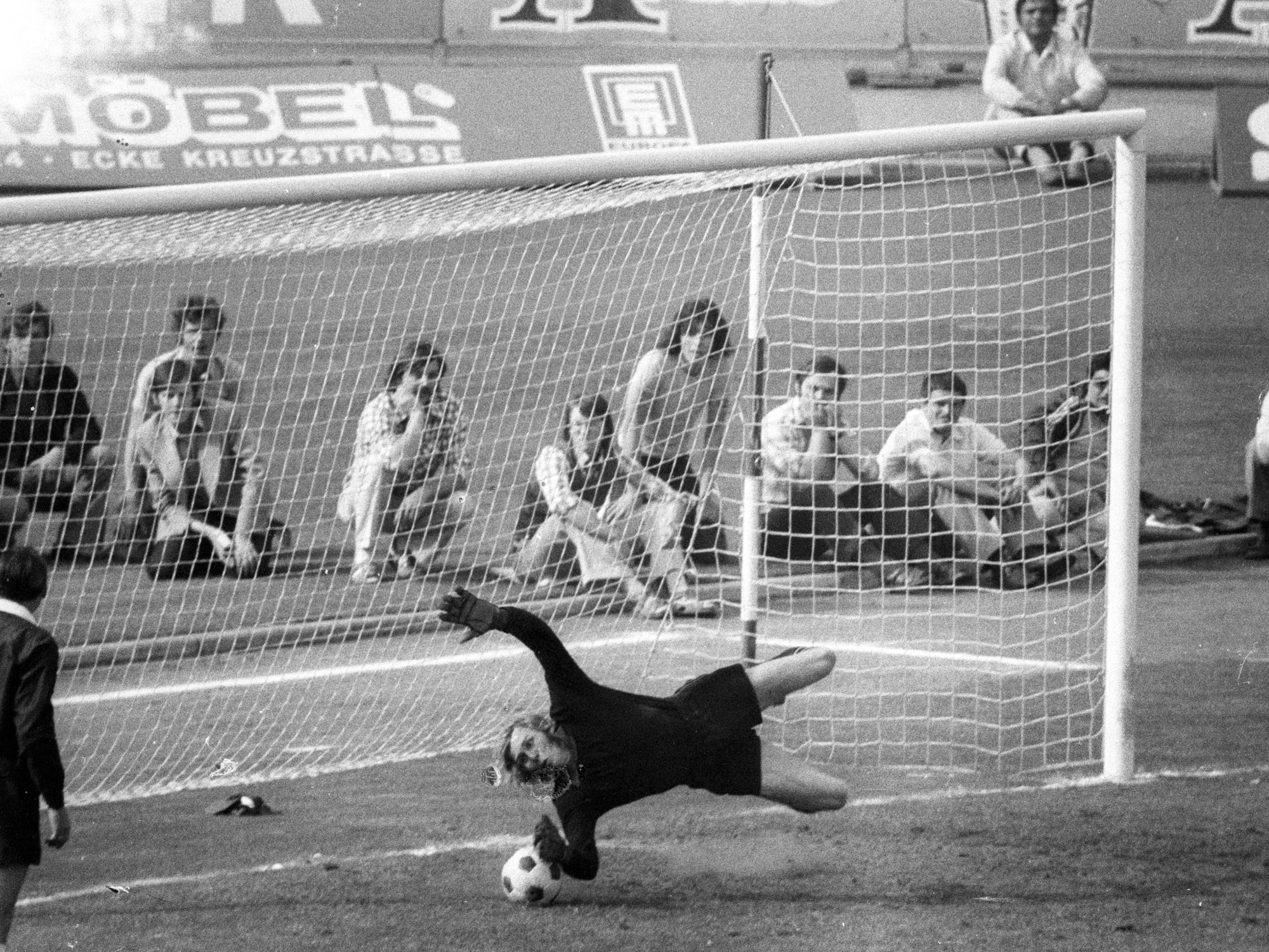 DFB-Pokal Finale 1972/1973 in Düsseldorf, Torwart Gerhard Welz (1. FC Köln) pariert den Elfmeter von Jupp Heynckes (Borussia Mönchengladbach, nicht im Bild).