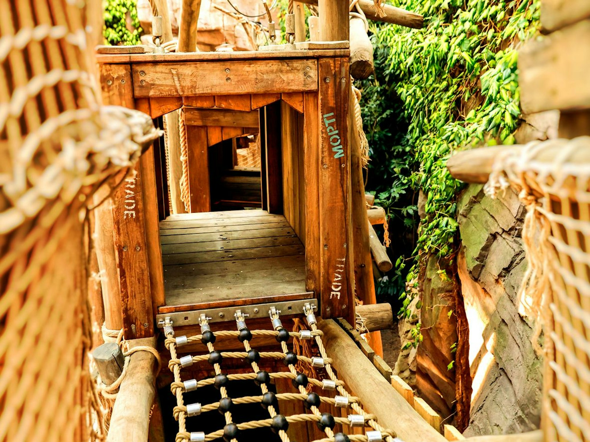Das Foto zeigt die Neuheit „Mopti's Monkey Depot“ im Phantasialand.