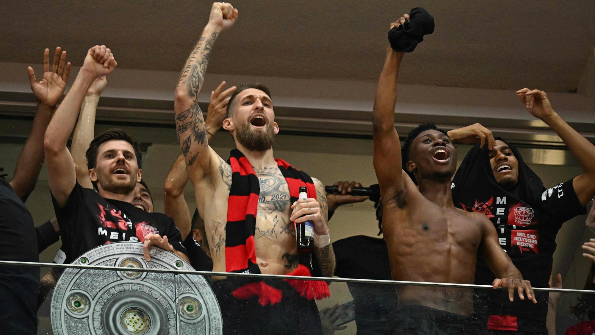 Robert Andrich, Jeremy Frimpong und Jonas Hofmann feiern die Meisterschaft mit Bayer Leverkusen.