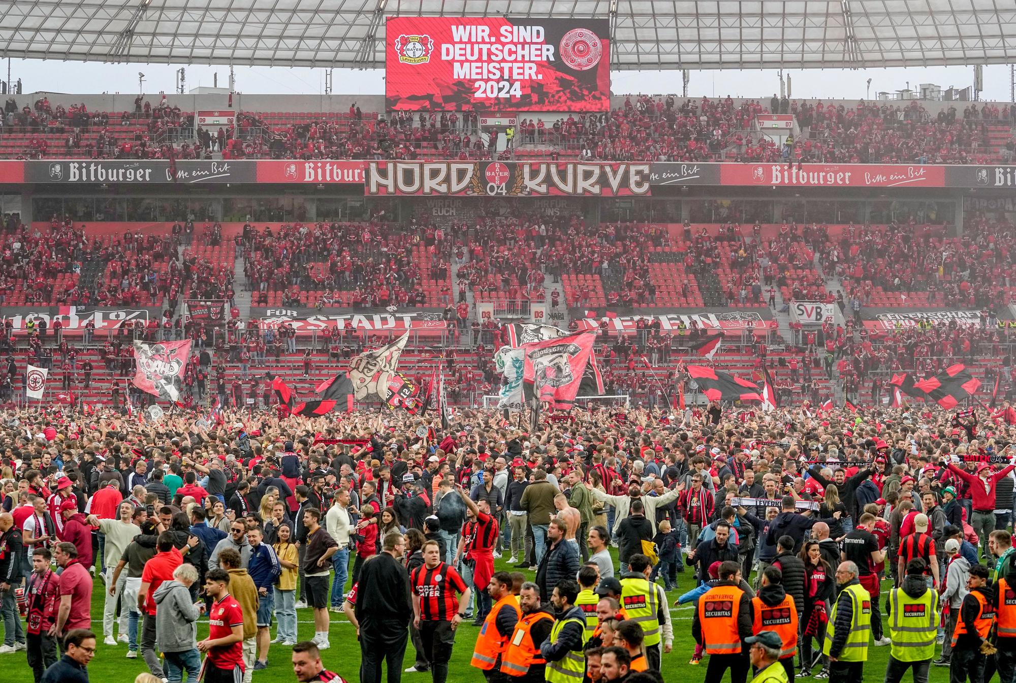 Nach dem Sieg gegen Bremen und dem Gewinn der Meisterschaft feierten viele Fans von Bayer Leverkusen auf dem Rasen.