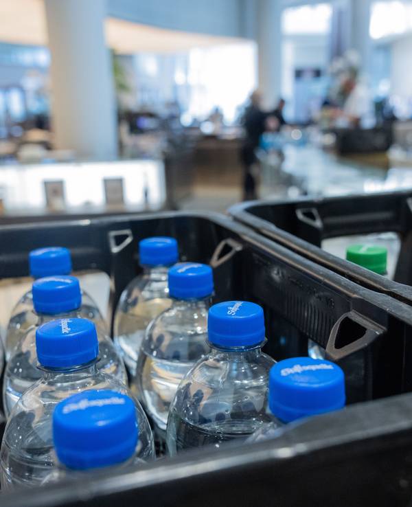 Kisten mit Mineralwasser stehen im Foyer des Landtags.