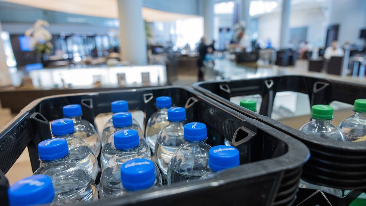 Kisten mit Mineralwasser stehen im Foyer des Landtags.
