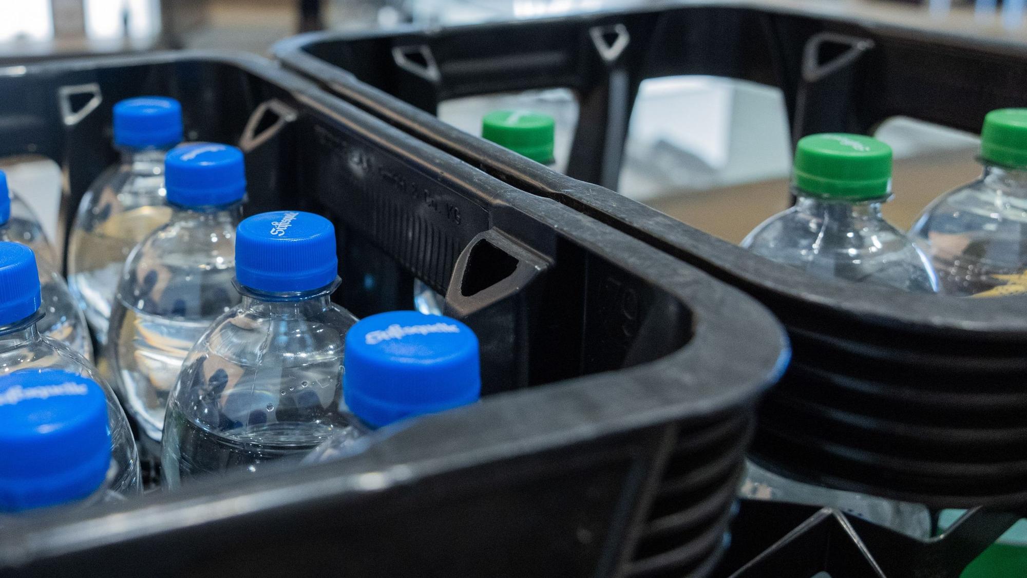 Kisten mit Mineralwasser stehen im Foyer des Landtags.