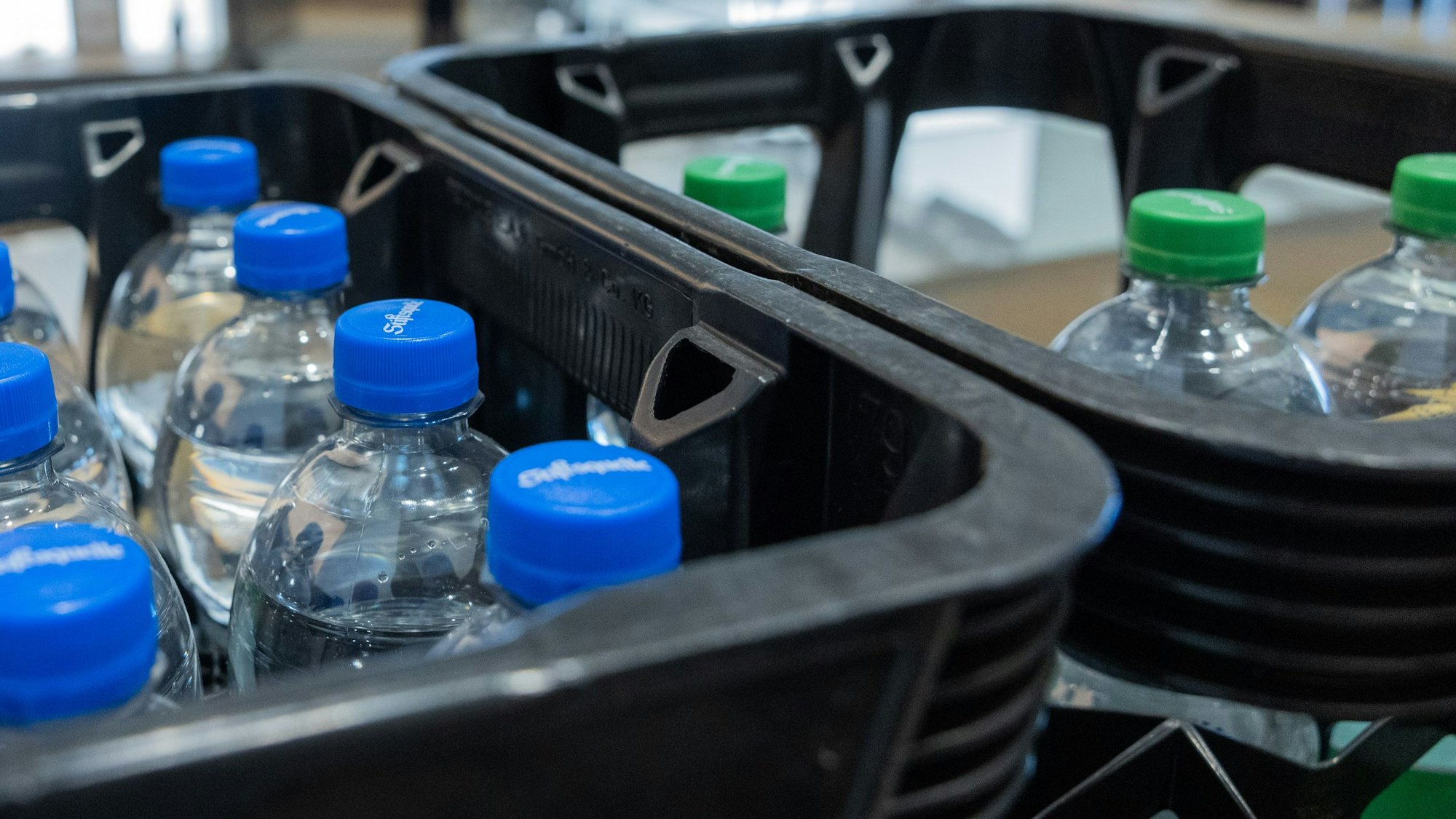Kisten mit Mineralwasser stehen im Foyer des Landtags.