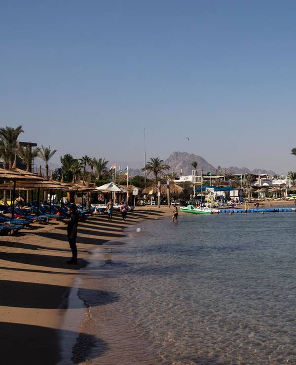 Blick auf den Strand im ägyptischen Sharm el-Sheikh auf der Sinai-Halbinsel (Archivbild): Auch für Ägypten hat das Auswärtige Amt eine Teilreisewarnung herausgegeben.