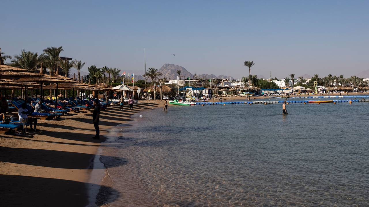 Blick auf den Strand im ägyptischen Sharm el-Sheikh auf der Sinai-Halbinsel (Archivbild): Auch für Ägypten hat das Auswärtige Amt eine Teilreisewarnung herausgegeben.